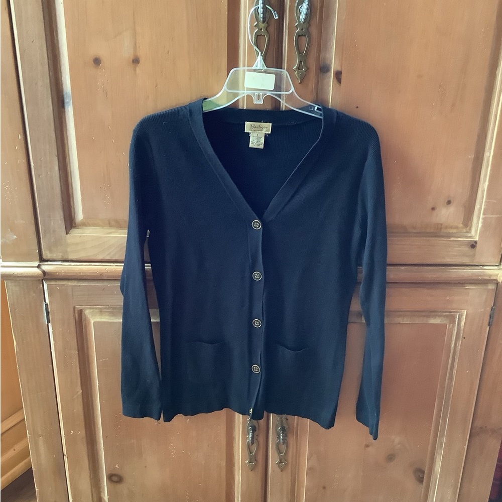 BOUTIQUE ESSENTIALS. WOMENS SMALL V NECK NAVY BLUE LONG SLEEVE CARDIGAN